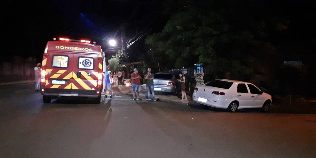 Idosa fica ferida após colisão entre Vectra e Siena no Bairro Brasília