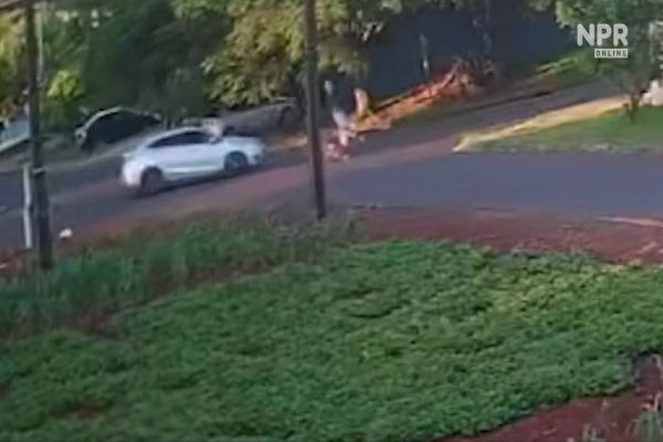 Imagem referente a notícia: Câmera de segurança registra o momento exato de colisão entre moto e carro no Bairro Cataratas