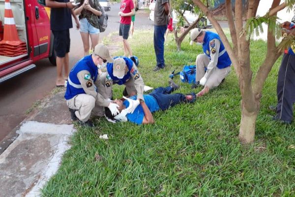 Imagem referente a notícia: Motociclista sofre laceração profunda em perna após colisão de trânsito no Bairro Cataratas