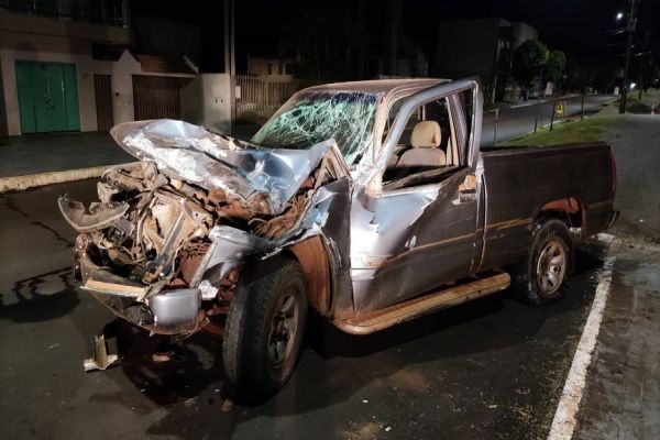 Em fuga da PM, caminhonete colide em caminhão no centro de Três Barras do Paraná
