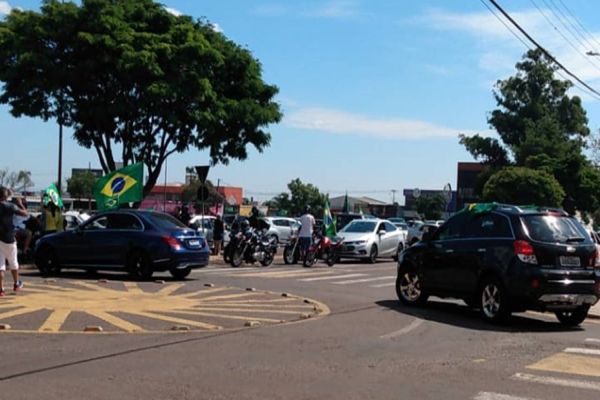 Apoiadores de Bolsonaro realizam carreata contra o STF nas ruas de Cascavel