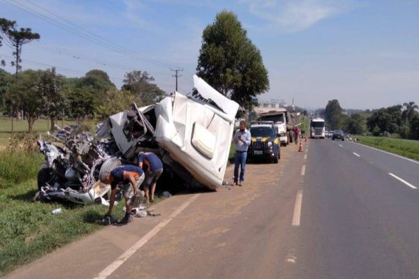 Motorista que teve caminhão destruído em acidente não corre risco de morte segundo hospital