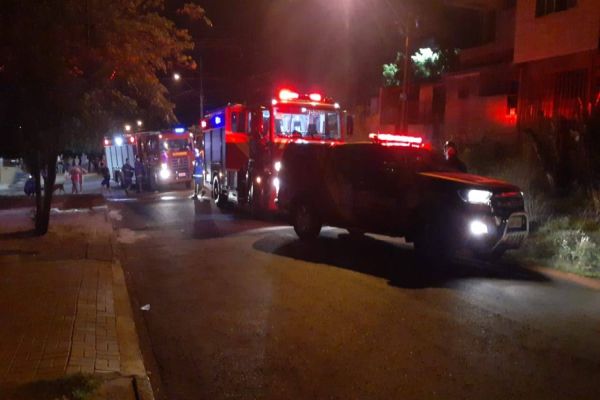 Imagem referente a notícia: Princípio de incêndio em sofá mobiliza grande efetivo do Corpo de Bombeiros ao Bairro Morumbi