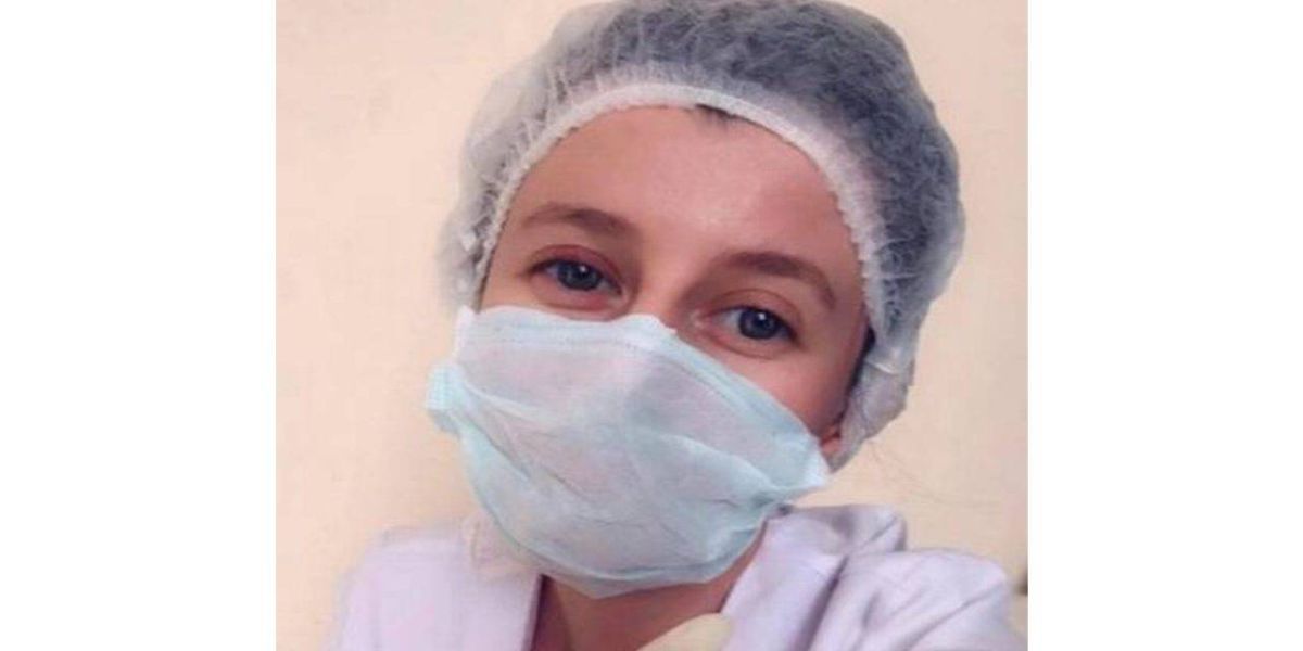 Jovem finge estudar em Oxford para mãe florista transferir dinheiro para ela