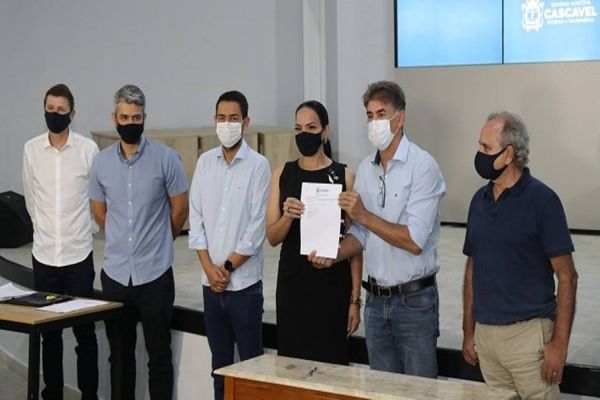 Paranhos assina decreto que oficializa o Comitê de Crise