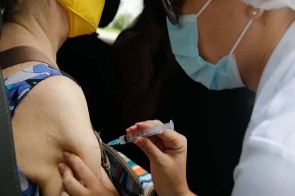 Governo dispensa licitação para compra das vacinas da Janssen e Pfizer