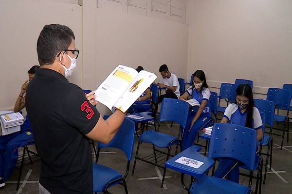 Ministro da Educação reforça pedido para imunização de professores