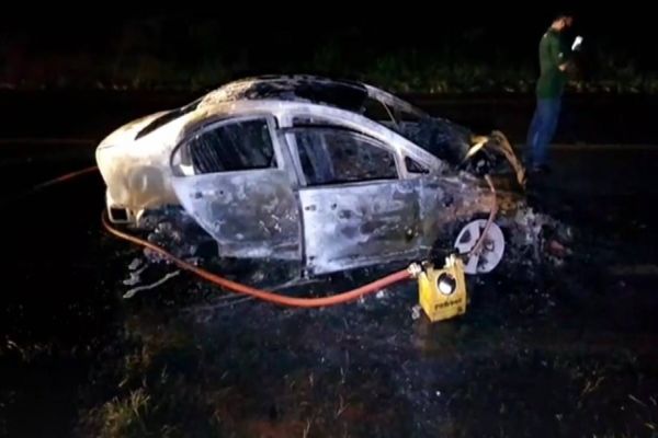 Veículo pega fogo após colisão de trânsito na PR-486, em Cascavel