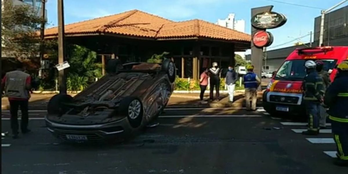 Colisão seguida de tombamento foi registrada no Centro de Cascavel