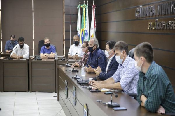 Prefeito sanciona lei que permite compra de vacinas contra Covid-19 por consórcio