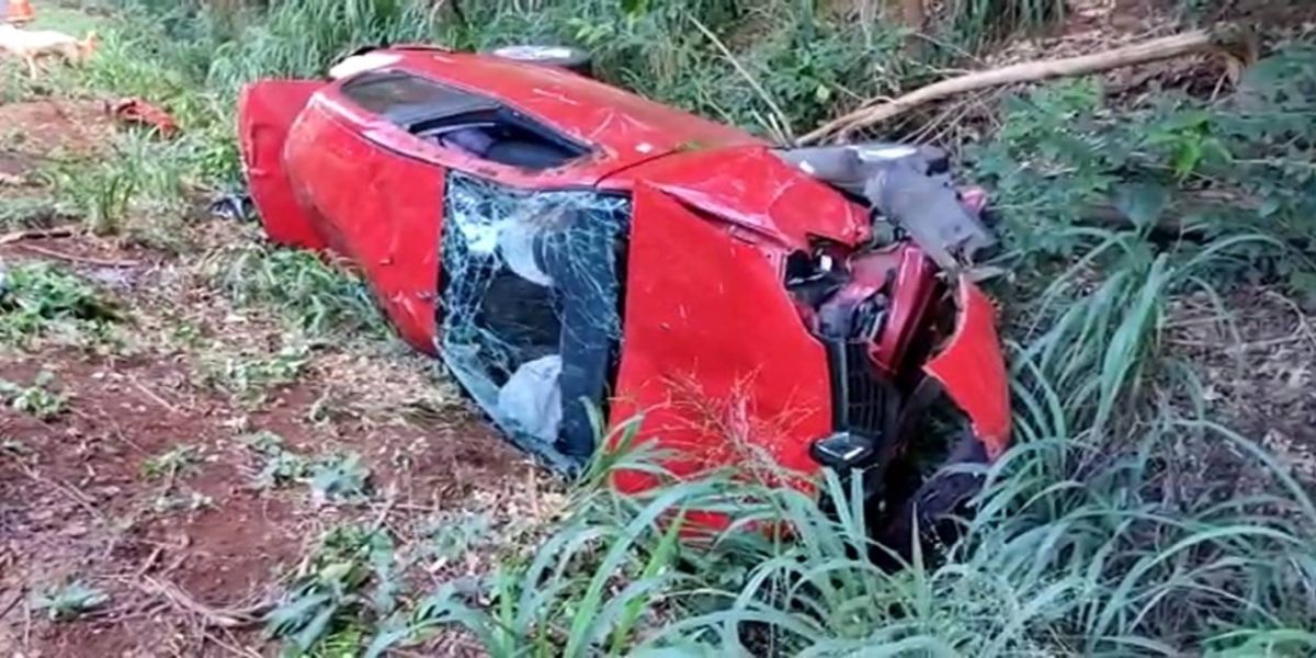 Capotamento é registrado na PR-574 no distrito de Nossa Senhora da Penha