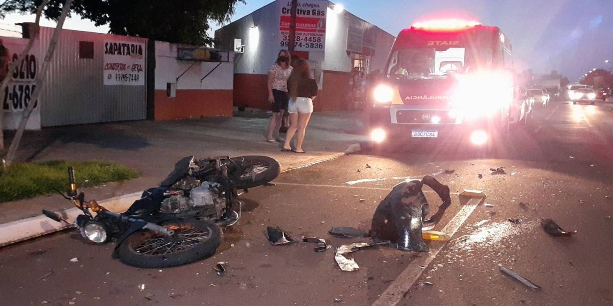 Motociclista de 27 anos fica ferido em grave colisão na Avenida Tito Muffato