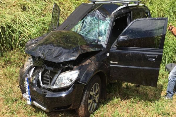 Mãe e filho ficam feridos após capotamento na PR-180, no distrito de São Salvador