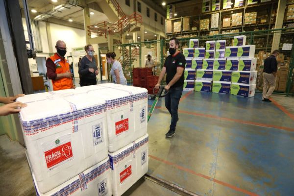 Paraná recebe neste sábado mais 240,4 mil doses da vacina contra a Covid-19