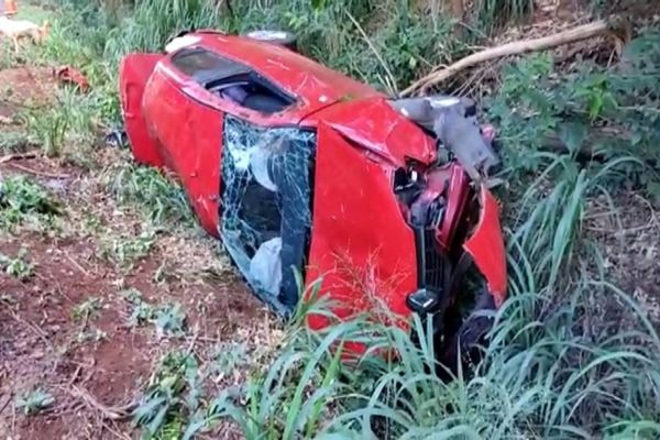 Capotamento é registrado na PR-574 no distrito de Nossa Senhora da Penha