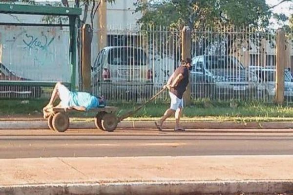 Esposa busca marido bêbado no bar com ‘carrinho’ e foto viraliza nas redes sociais