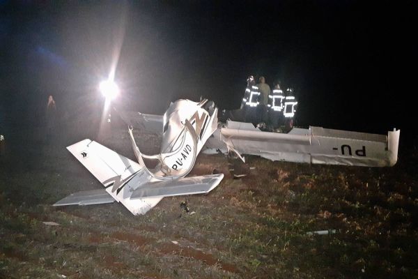 Imagem referente a notícia: Duas pessoas morrem após queda de aeronave na PR-486 em Cascavel