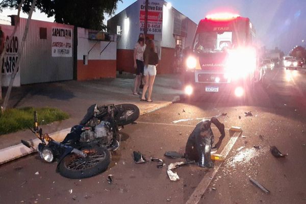 Imagem referente a notícia: Motociclista de 27 anos fica ferido em grave colisão na Avenida Tito Muffato