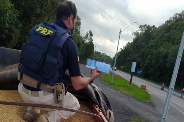 PRF apreende mais de R$ 2,6 milhões em cigarros contrabandeados no Paraná