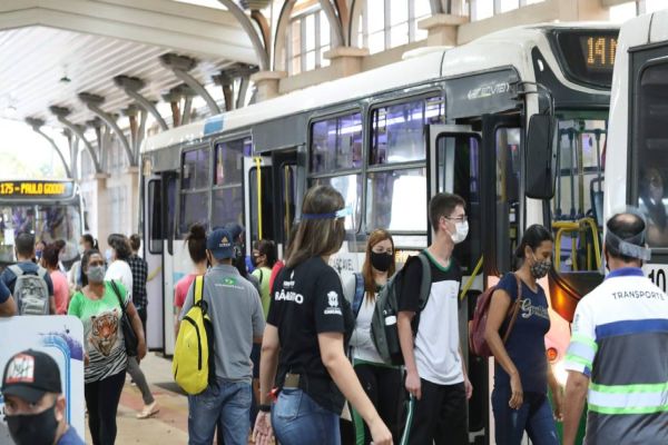Imagem referente a notícia: 14 mil casos a menos: Transporte volta a operar após suspensão frear avanço da Covid-19