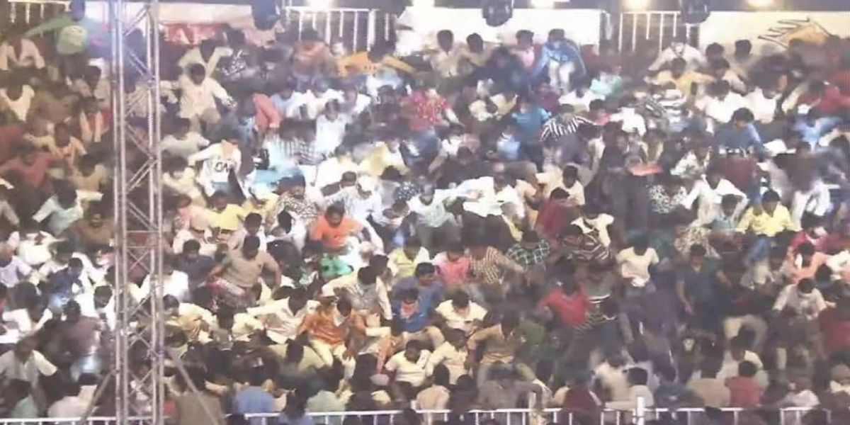 Arquibancada com 2 mil pessoas desaba na Índia e deixa feridos; veja vídeo