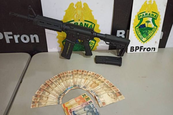 Imagem referente a notícia: BPFRON apreende fuzil e carregadores em ônibus com destino a Cascavel