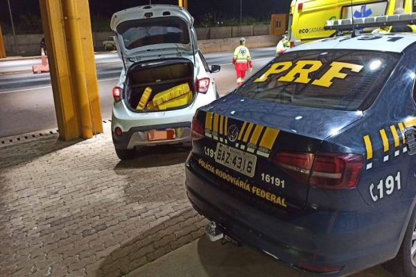 Imagem referente a notícia: PRF Cascavel apreende quase uma tonelada de maconha