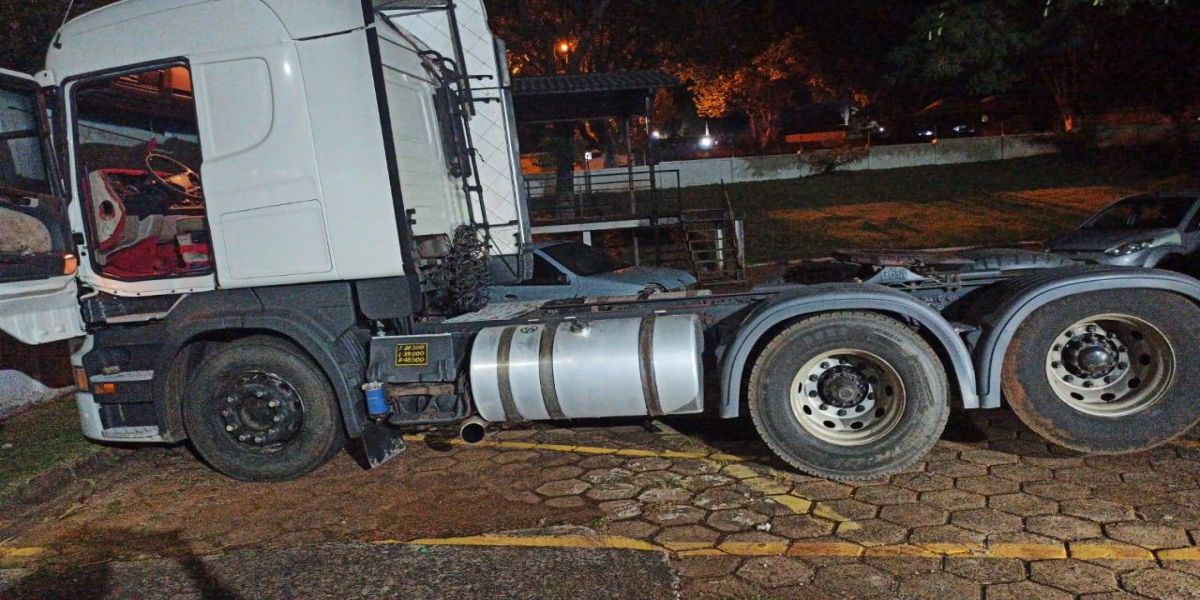 PRE Cascavel recupera caminhão trator furtado na PR-486