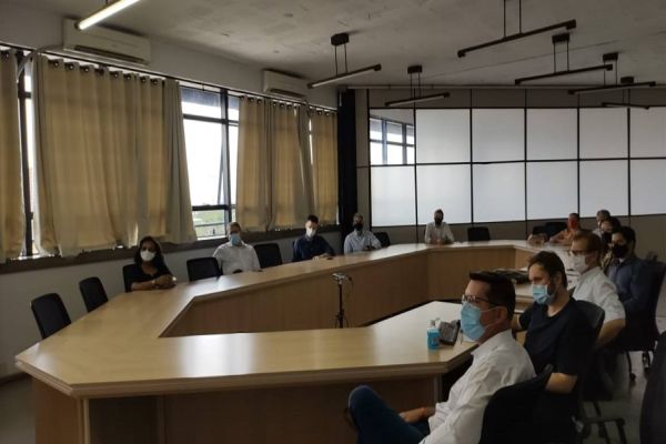 Prefeitura , técnicos e entidades discutem novas licitações de contratos do lixo e transporte