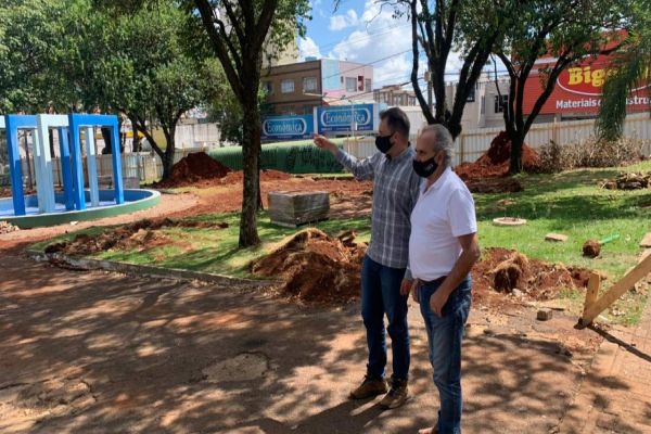 Renato Silva vistoria obras em andamento
