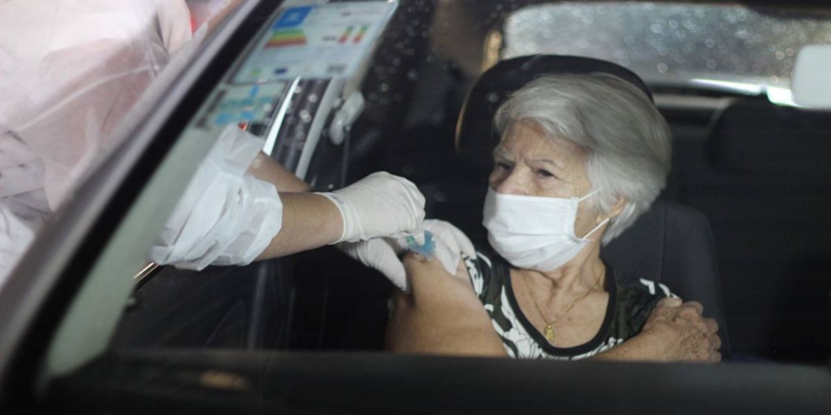 Cascavel terá vacina para idosos com 69 anos neste domingo