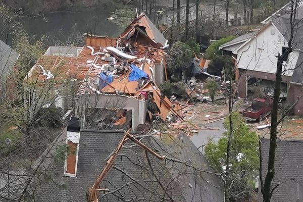 Tornados deixam ao menos cinco mortos e danos nos EUA