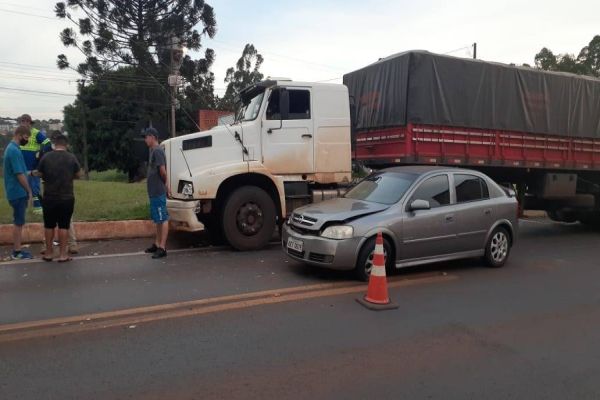 Colisão entre carro e caminhão é registrado no Trevo da Portal na BR-277, em Cascavel