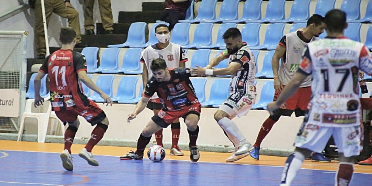 Carlão faz três e Cascavel Futsal vence o Operário Laranjeiras