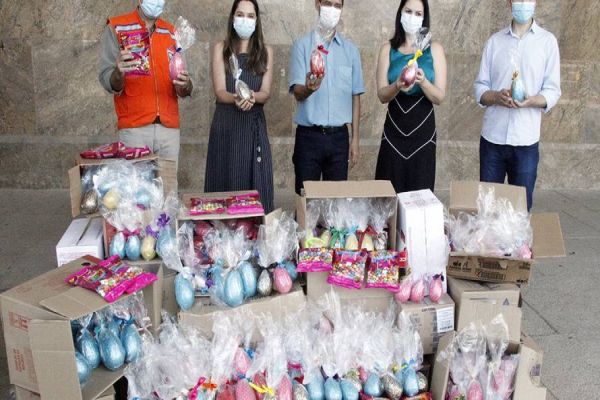 Segurança entrega 1,4 mil ovos de chocolate para a campanha Páscoa Solidária