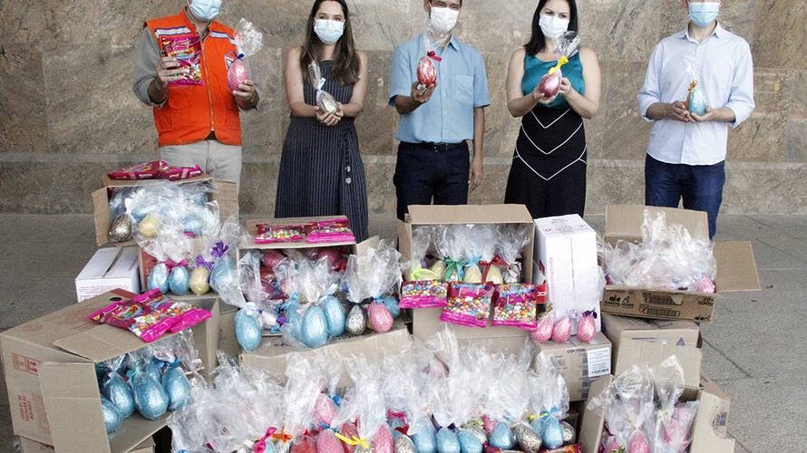 Segurança entrega 1,4 mil ovos de chocolate para a campanha Páscoa Solidária