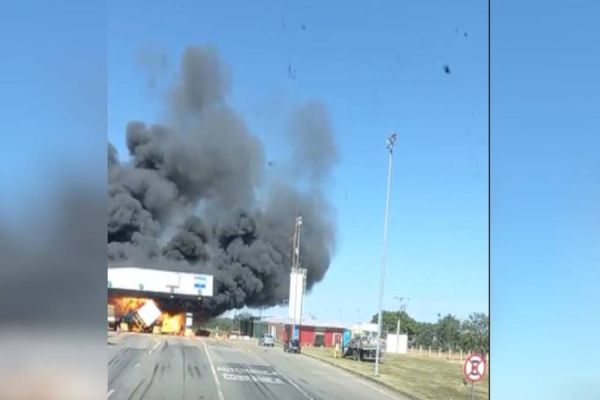 Caminhão colide em praça de pedágio, explode e deixa quatro pessoas mortas na BR-050