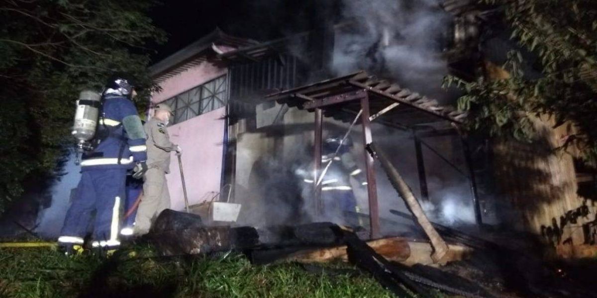 Incêndio atinge barracão da APAE em Francisco Beltrão