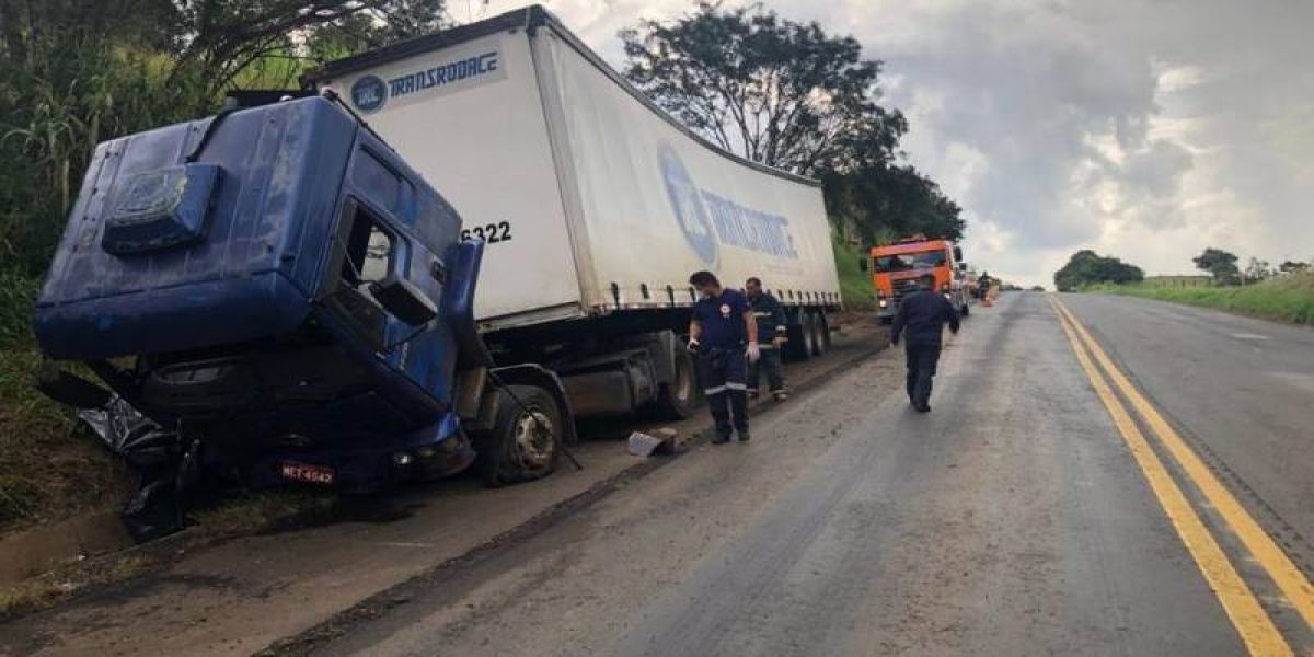 Mãe e filho de 3 anos morrem ao serem arremessados e atropelados por caminhão desgovernado