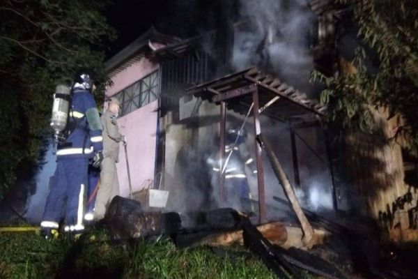 Incêndio atinge barracão da APAE em Francisco Beltrão