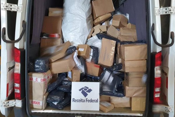 Receita Federal em Cascavel retém mais de 600 volumes de remessas postais irregulares em operação