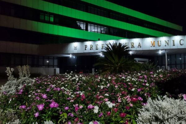 Prefeitura está com iluminação especial para conscientizar sobre a questão da saúde do trabalhador