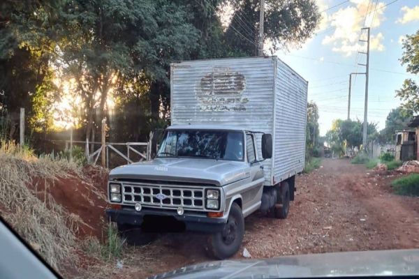 Polícia Militar recupera Ford F4000 furtada no Bairro Interlagos