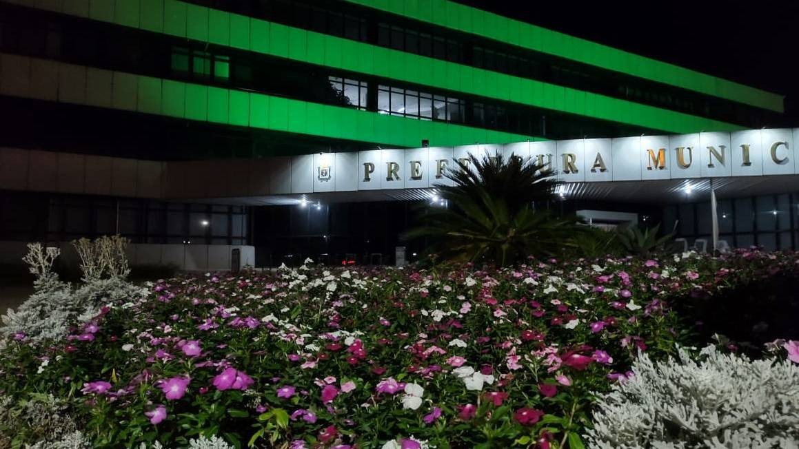 Prefeitura está com iluminação especial para conscientizar sobre a questão da saúde do trabalhador