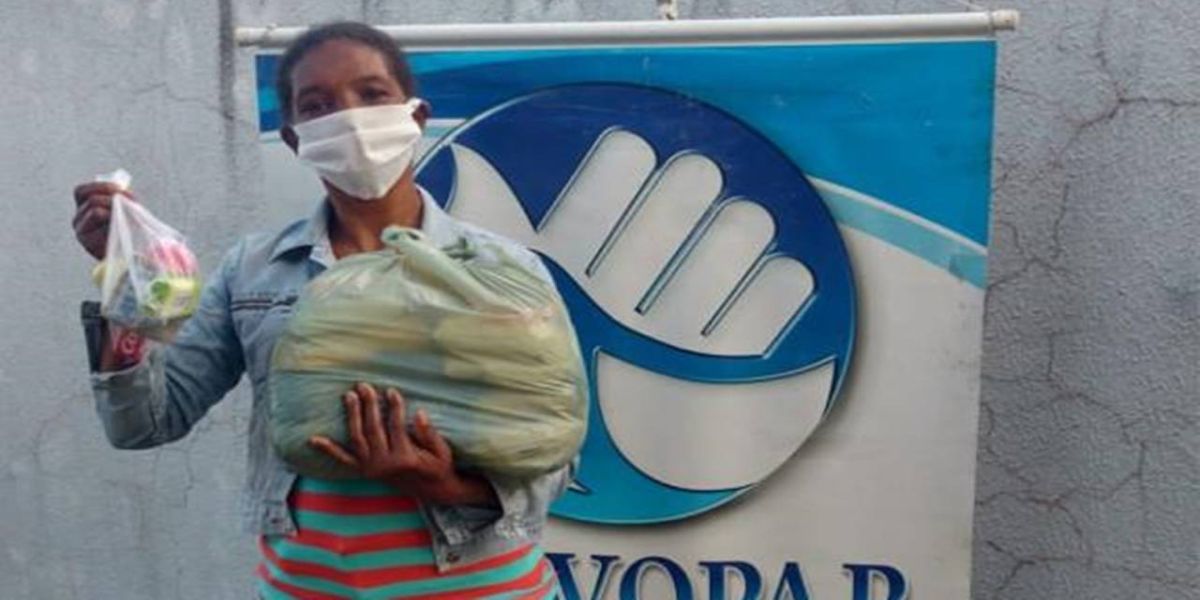 Campanha incentiva doação de alimentos não perecíveis durante a imunização, em Cascavel