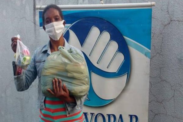 Campanha incentiva doação de alimentos não perecíveis durante a imunização, em Cascavel