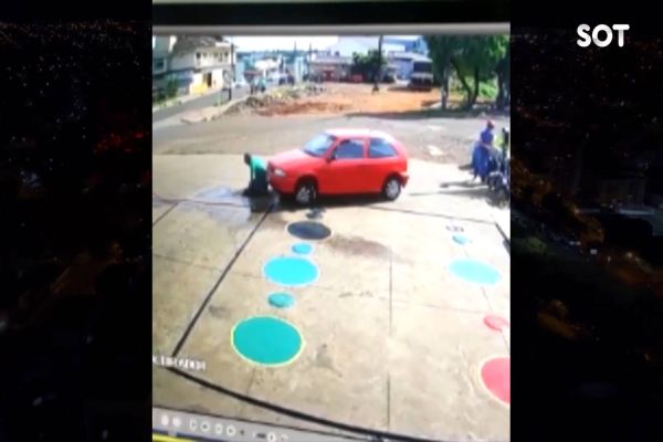 Imagem referente a notícia: Carro passa por cima de frentista em posto de combustíveis no Bairro Floresta; Veja o vídeo