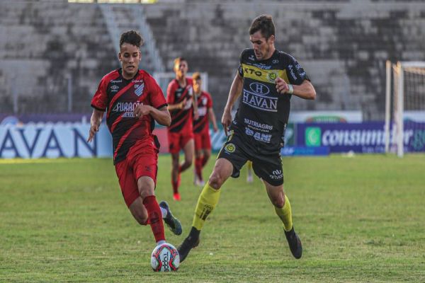 FC Cascavel vira contra Athletico Paranaense nos acréscimos e segue invicto no Paranaense 2021