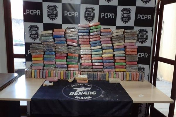 Imagem referente a notícia: Denarc e Receita apreendem caminhão com 209 kg de cocaína na BR-277; avaliada em R$ 16 milhões