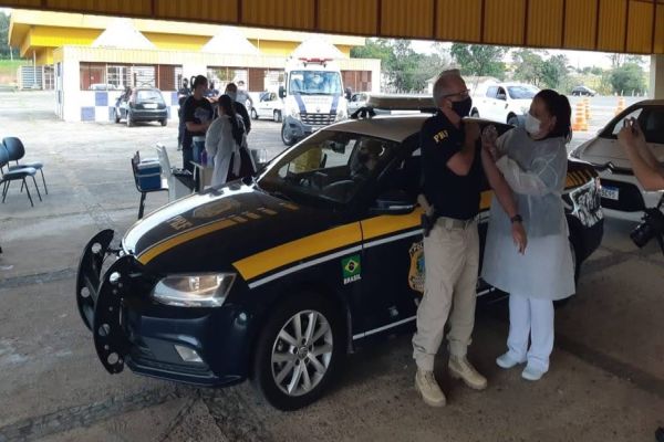 PRF inicia a vacinação de policiais no Paraná